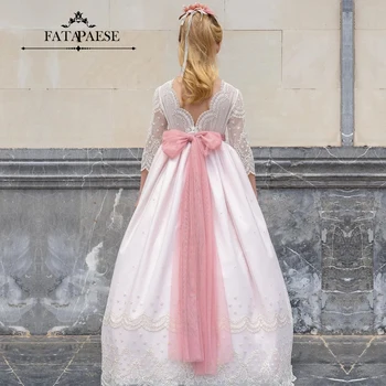FATAPAESE Платье для причастия с длинными рукавами, макси и струящейся многослойной юбкой Цветочные детали в поясе из розовой ленты посередине